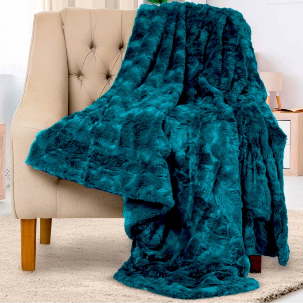 Faux fur throw blanket 50x60 Teal